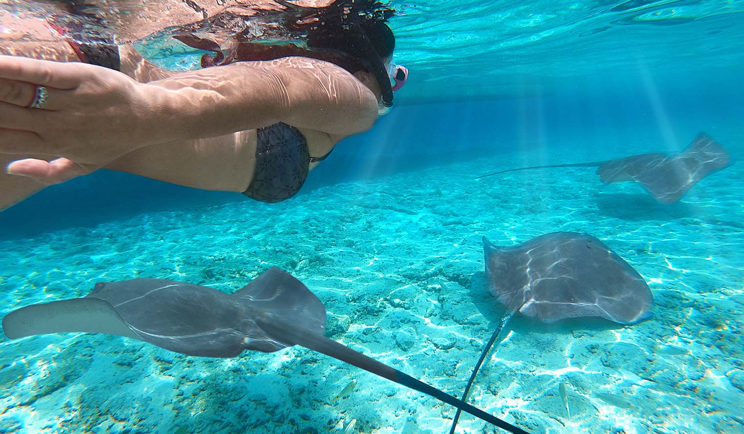 Frau schnorchelt auf Bora Bora