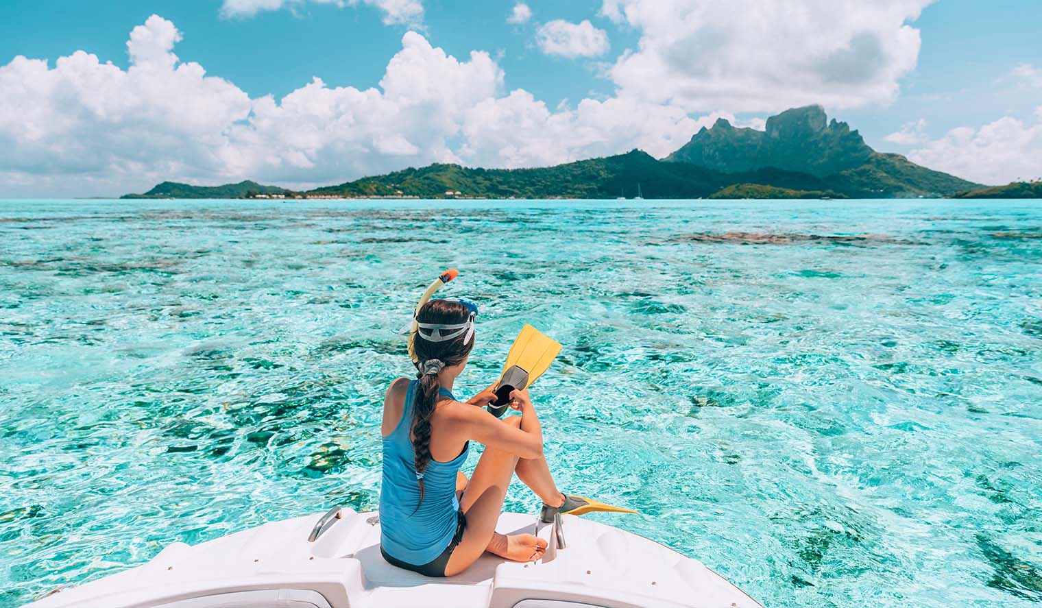Frau auf Bootstour in Bora Bora