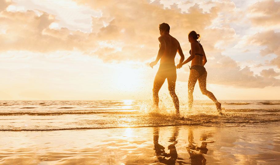 Honeymoon Paar Strand Tonga Sonnenuntergang